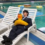 「BTS」Jin、愉快な魅力アピール…プールサイドでスーツ姿に浮き輪？