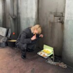 「BTS」Jimin、スーツ姿でマンドゥ頬張る反転魅力…j-hopeとRMも笑「サプサル犬みたい」