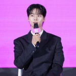 「VIXX」エン、完ぺきなスーツ姿で魅了…「ロマンスの絶対値」制作発表会ビハインドカット