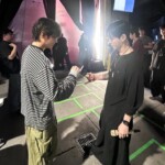 「BTS」、バックステージでのリラックスした姿…「待ち時間の過ごし方」