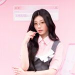 「イベントレポート」ILLIT WONHEE（ウォンヒ）がrom&ndモデルとして初登壇！ロムアンド商事 アイドル課の“課長”としてオフィスルックで新作リップオイルをプレゼン！？