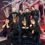 「&TEAM」、オールブラックの衣装にキュートなポーズ…「人気歌謡」出演（動画あり）