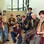 「&TEAM」、レトロなジーンズファッションでシックなムード…「ミュージックバンク」出演