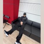 「2PM」ジュノ、ソファに座っているだけでも絵になる完璧な比率…圧倒的な脚の長さ