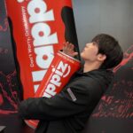 「ASTRO」ユンサナ、巨大な缶をぎゅっ！飲料ブランドのイベントに参加