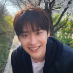 イ・ジョンソク、素敵な笑顔であいさつ！…「桜をアップする人の列に加わる」（動画あり）