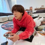 チャン・グンソク、寝そべってゲームする姿までかっこいい…甘える愛猫が羨ましい