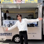 チャン・グンソク、明るくてあたたかいエネルギー…サポートコーヒートラックの前でポーズ（動画あり）