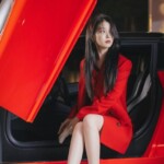 IU（アイユー）、強烈なレッドスーツ…挑発的なビジュアル