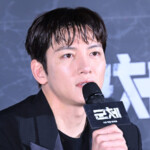 チ・チャンウク、映画「群体」出演の感想…「キム・シンロクを背負って移動した。思ったより軽かったが、重かった」と率直に語る