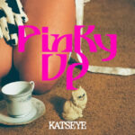グローバル・ガール・グループKATSEYE、コーチェラ・フェス初出演に先立って新曲「PINKY UP」をミュージック・ビデオと共に公開