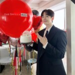 「2PM」イ・ジュノ、お祝いの風船とケーキでスウィートな魅力