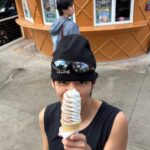 <トレンドブログ>「BTS」V、ソフトクリームを持ってかわいすぎるまなざし…アメリカでの日常を大公開