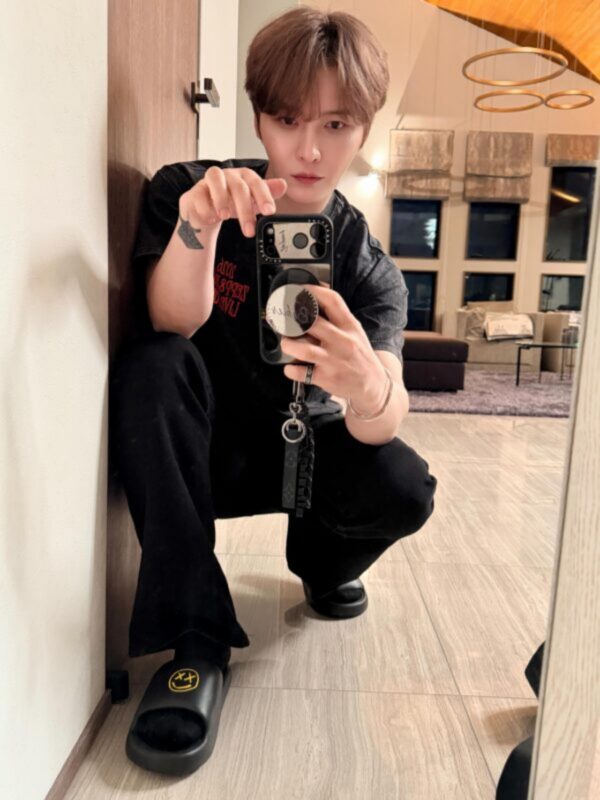 ジェジュン、新しいグッズが嬉しそう…ミラーセルカで公開 | K-POP