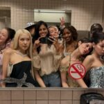 “世界クラス”「BLACKPINK」、Met Galaのトイレセルフィーに登場…ハリウッドスターたちの中でも違和感のないビジュアル