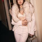 「BLACKPINK」LISA、「インナーはブラだけ？」ファージャケット羽織り大胆ポーズ…さすがのファッションセンス