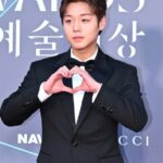 「王と生きる男」パク・ジフン、百想芸術大賞で2冠達成 …「君でなければならない」信じてくれた監督に感謝