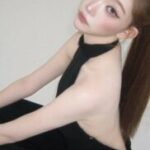 “日本人メンバー”「Billlie」ツキ、バックレススーツで“果敢な露出”…細すぎでは？