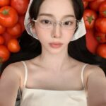 「aespa」KARINA、寝そべっても顔のたるみゼロ…顎のラインも完璧なAIビジュアル