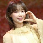 活動休止中の「LE SSERAFIM」キム・チェウォン、首への負担を避けて歌のみを披露