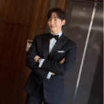「2PM」ジュノ、大活躍の「ASEA 2026」ビハインド…タキシードスタイルがステキ（動画あり）