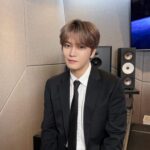 ジェジュン、ブラックスーツにネクタイがステキ！…「COVER LIVE」のビハインドを公開（動画あり）