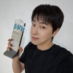 「東方神起」ユンホ、新人男優賞のトロフィーを持ってポーズ…「ありがとうございます」
