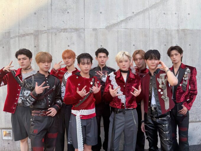 「&TEAM」、2タイプの衣装でふたつの魅力…「KCON JAPAN 2026」に出演