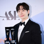 「2PM」ジュノ、ブラックスーツで王者の威厳…「ASEA 2026」ビハインド
