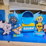 「ENHYPEN」、公式キャラクター「ENCHIN」ポップアップオープン！…大勢のファンが詰めかける
