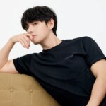 「BTS」V、シンプルな半袖Tシャツでカジュアルで洗練された魅力