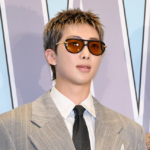 「BTS」RM、“軍同期にお菓子を買ってとカードを渡したら7万円決済された”…軍売店のレジがマヒした？