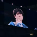 「BTS」Jin、13周年を記念してファンに感謝の投げキス…「僕たちのARMYが最高」