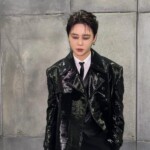 ジュンス、オールブラックとスモーキーメイクでカリスマオーラを発散