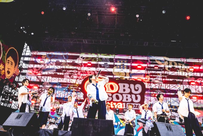 「イベントレポ」“INI”（アイエヌアイ） 『ごぶごぶフェスティバル 2026』初出演！ 「この雨楽しんだもん勝ち！」雨を味方にステージを楽しむ 最新シングル曲やライブ定番曲など、バンドアレンジで全8曲パフォーマンス ＜オフィシャルイベントレポート ＞