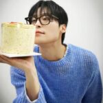 <トレンドブログ>「素晴らしい新世界」ホ・ナムジュン、黒縁メガネで誕生日の認証ショット