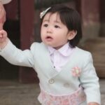 <トレンドブログ>俳優シム・ヒョンタクの息子ハルくん、お花の飾りのスーツを着た王子様…よりかわいくなった