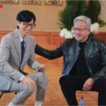 ユ・ジェソクの肩に手を置くジェンスン・フアンCEO…「ユ・クイズ」の収録現場を公開