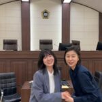 ヒチョル（SUPER JUNIOR）も「ぎこちないですね」…Netflix「鉄槌教師」で教育熱心な母親役パク・ジヨン、“被害者”担任教師と仲良く撮ったツーショットを大放出