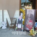 【現地レポ】「BTS」ファン数千人が集結…“ARMYの聖地”となったJimin家族運営カフェを訪ねて