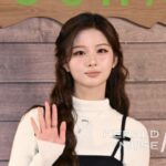 「NMIXX」ソリュン、腰痛で涙まで…シンガポール公演は座って参加「回復に専念」