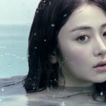 「LE SSERAFIM」のホ・ユンジン、映画「スーパーガール」の主演陣と対面…インタビューホストとして活躍
