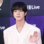 「BTS」Jin、英国の人気クイズ番組に“問題”として登場…軍入隊まで出題される世界的人気