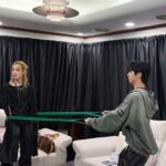 「BTS」Jin、JiminとJung Kookとストレッチ？