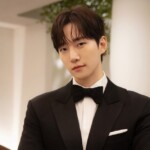 「2PM」ジュノ、タキシード姿にうっとり…「ASEA 2026」ビハインド