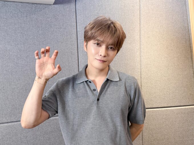 ジェジュン、優しい表情で温かい歌声にうっとり…カバーライブのビハインドカット公開（動画あり）