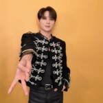 ジュンス、王子さまビジュアルでギャルピース…「マレーシア、ありがとう」
