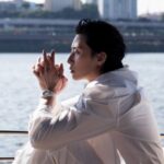パク・ソジュン、厳かなカリスマ性と存在感…日差しを受けていっそうまぶしい