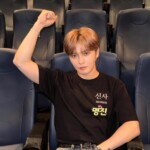 ジェジュン、自信にあふれたガッツポーズ…「神社　悪魔のささやき」舞台あいさつビハインドカット