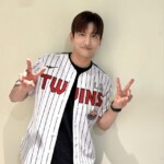 「東方神起」チャンミン、野球のユニフォーム姿でさわやかなピース！